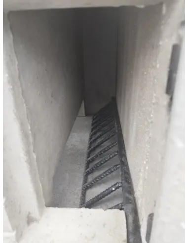 Barbecue avec brasero, double cheminée et support avec étagère