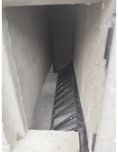 Barbecue avec brasero, double cheminée et support avec étagère