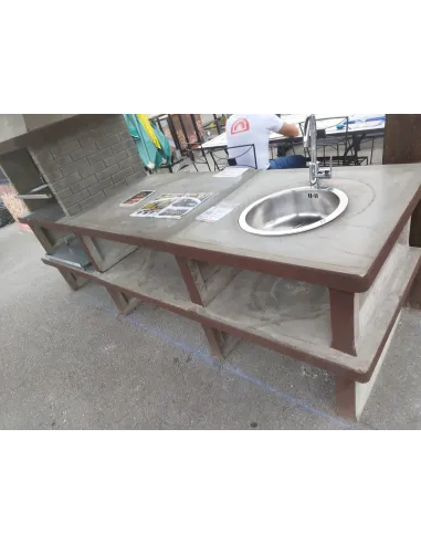 Barbecue complet avec table, évier et étagères