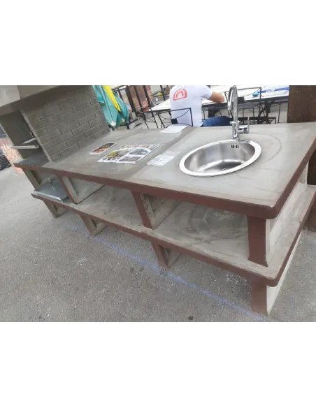 Barbecue complet avec table, évier et étagères