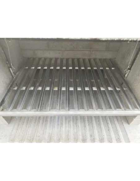 Barbecue complet avec table, évier et étagères