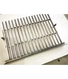 Grille argentine avec tige en forme de V et récupérateur de graisse
